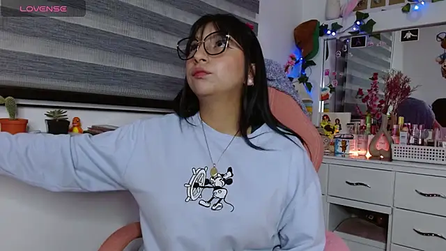 Snapshot of Littlerouse_ chatting on 01/10/25, 01:53 Littlerouse online show from 01/10/25, 01:53