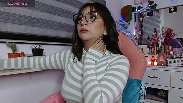 Snapshot of Littlerouse_ chatting on 01/25/25, 01:43 Littlerouse online show from 01/25/25, 01:43