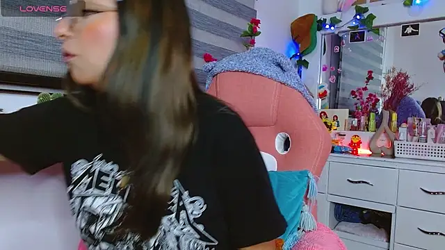 Snapshot of Littlerouse_ chatting on 02/01/25, 02:58 Littlerouse online show from 02/01/25, 02:58