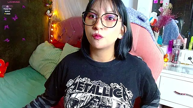 Snapshot of Littlerouse_ chatting on 03/20/25, 04:51 Littlerouse online show from 03/20/25, 04:51