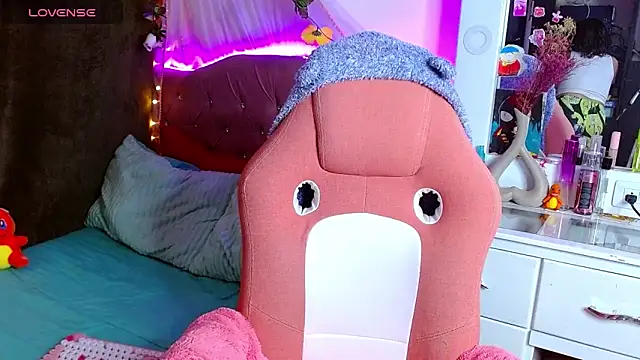 Snapshot of Littlerouse_ chatting on 03/23/25, 04:49 Littlerouse online show from 03/23/25, 04:49