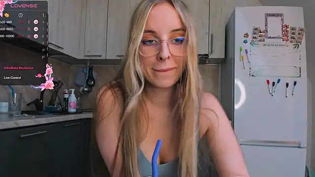 Snapshot of violet_blue_eyes chatting on 02/16/25, 01:16 violet blue eyes online show from 02/16/25, 01:16