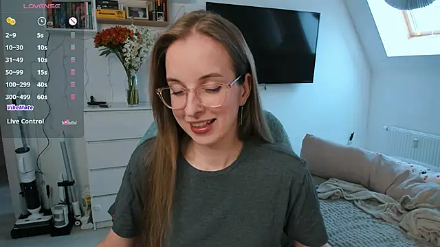 violet blue eyes online show from 04/07/26, 12:49