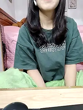 Snapshot of cream1299 chatting on 11/19/25, 01:49 cream1299 online show from 11/19/25, 01:49