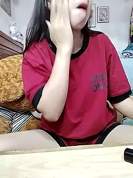 Snapshot of cream1299 chatting on 12/17/25, 02:39 cream1299 online show from 12/17/25, 02:39