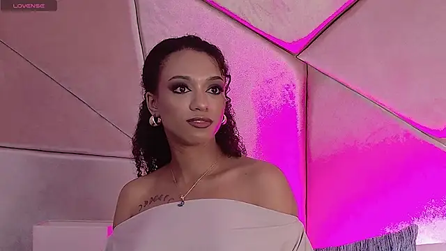 Snapshot of Nahomi_King chatting on 12/20/25, 04:25 Nahomi King online show from 12/20/25, 04:25