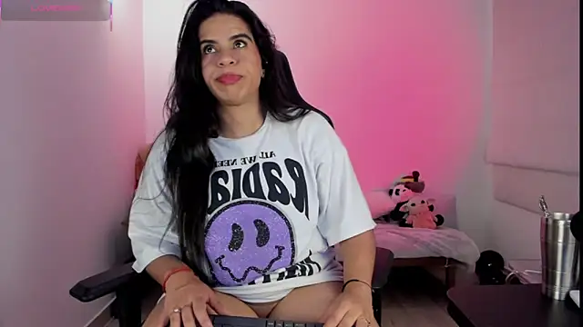 Snapshot of Biancastrongg chatting on 10/31/25, 02:45 Biancastrongg online show from 10/31/25, 02:45