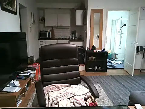 Snapshot of mihaimichael chatting on 02/17/25, 11:34 mihaimichael online show from 02/17/25, 11:34