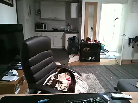 Snapshot of mihaimichael chatting on 02/19/25, 01:28 mihaimichael online show from 02/19/25, 01:28