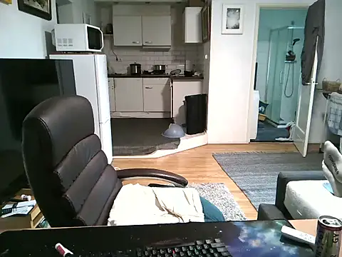 Snapshot of mihaimichael chatting on 09/18/25, 05:04 mihaimichael online show from 09/18/25, 05:04