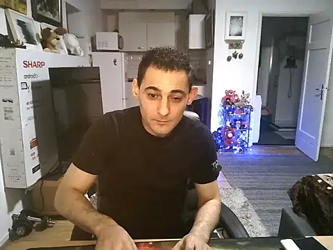 Snapshot of mihaimichael chatting on 10/19/25, 12:11 mihaimichael online show from 10/19/25, 12:11