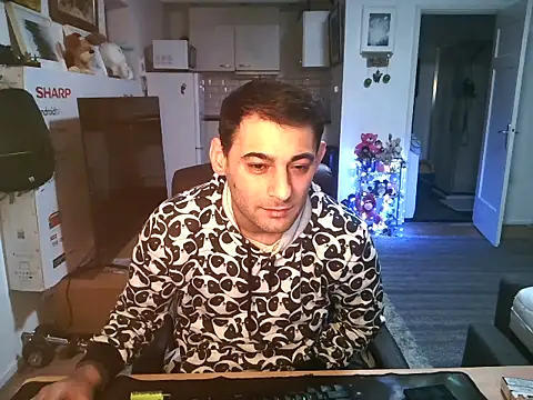 Snapshot of mihaimichael chatting on 10/22/25, 12:11 mihaimichael online show from 10/22/25, 12:11