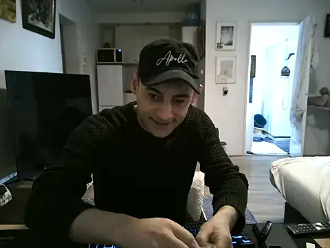 Snapshot of mihaimichael chatting on 04/06/26, 01:45 mihaimichael online show from 04/06/26, 01:45