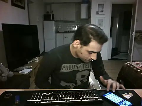 Snapshot of mihaimichael chatting on 04/11/26, 12:37 mihaimichael online show from 04/11/26, 12:37