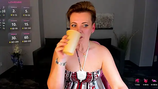 Julia Wilsone online show from 11/28/25, 01:14