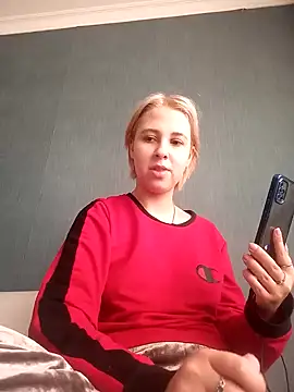 Snapshot of Gussie_Bridie chatting on 01/03/25, 12:19 Gussie Bridie online show from 01/03/25, 12:19