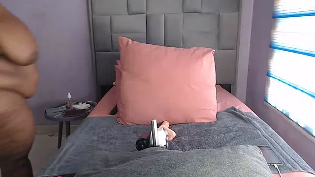 bustytitsxxx online show from 10/13/25, 08:47