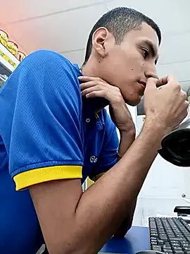 Snapshot of Rogersmit2 chatting on 04/05/26, 05:43 Rogersmit2 online show from 04/05/26, 05:43