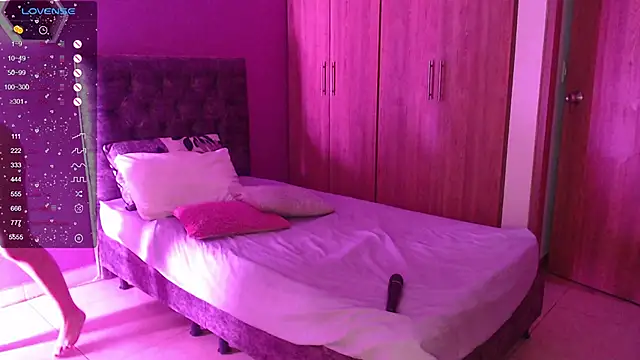 Snapshot of Medelynevans1 chatting on 12/16/24, 10:24 Medelynevans1 online show from 12/16/24, 10:24