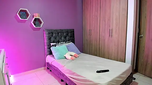 Snapshot of Medelynevans1 chatting on 09/24/25, 12:14 Medelynevans1 online show from 09/24/25, 12:14