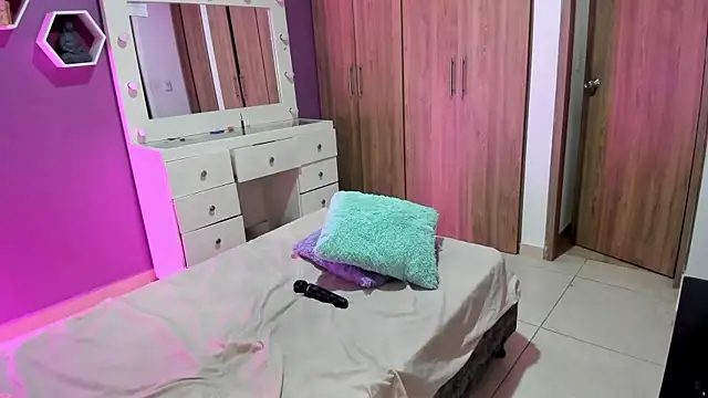 Snapshot of Medelynevans1 chatting on 10/16/25, 09:49 Medelynevans1 online show from 10/16/25, 09:49