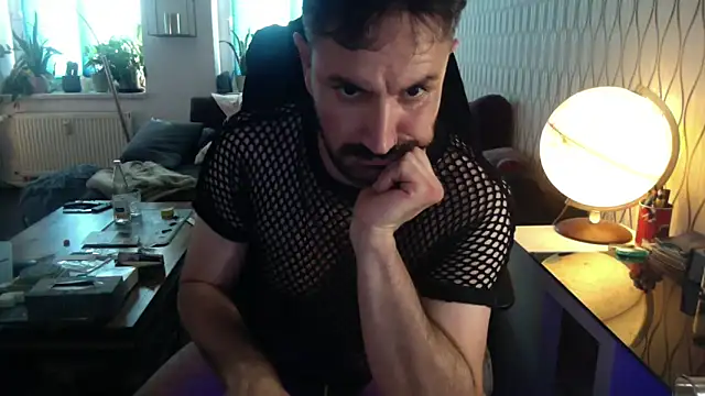 Snapshot of tomz0819 chatting on 06/19/26, 04:22 tomz0819 online show from 06/19/26, 04:22