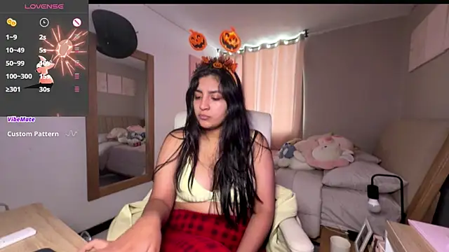 cloe small online show from 10/21/25, 08:42