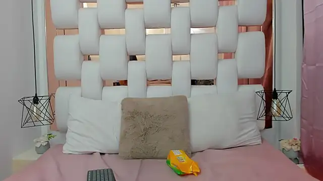 EmmyCruzZ online show from 09/16/25, 07:04