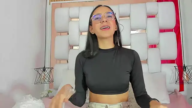 EmmyCruzZ online show from 09/19/25, 07:03