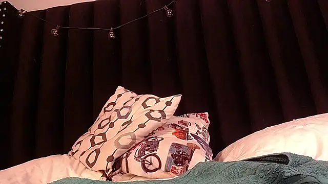 Snapshot of littleebluee chatting on 01/12/25, 03:03 littleebluee online show from 01/12/25, 03:03