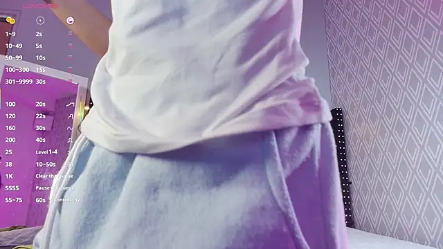 Snapshot of littleebluee chatting on 03/02/25, 12:32 littleebluee online show from 03/02/25, 12:32