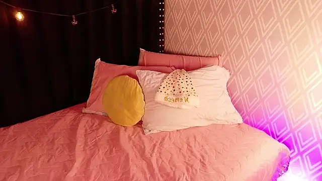 Snapshot of littleebluee chatting on 12/05/25, 03:04 littleebluee online show from 12/05/25, 03:04