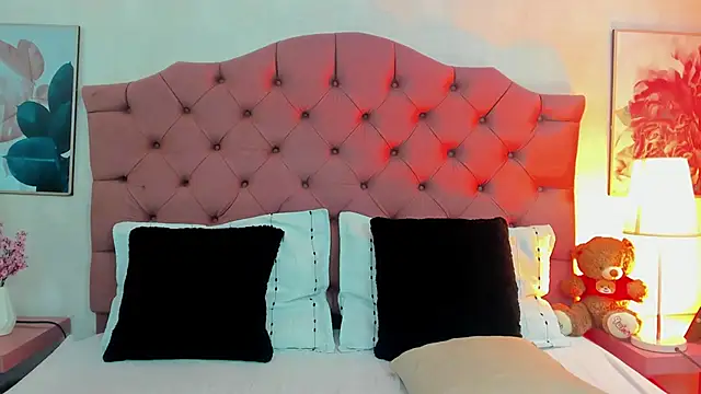 ThyaraJhons online show from 04/10/26, 11:59