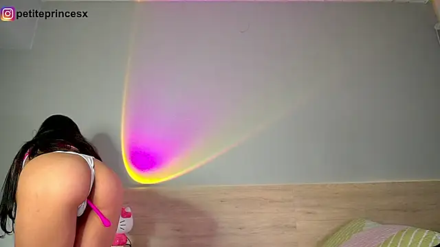 Snapshot of petitevictoria chatting on 01/21/25, 05:49 petitevictoria online show from 01/21/25, 05:49