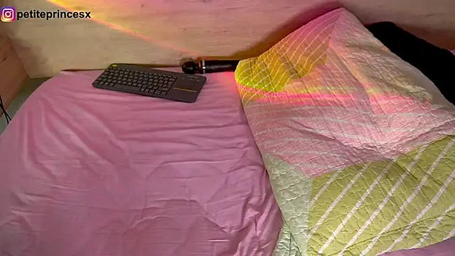 Snapshot of petitevictoria chatting on 02/06/25, 05:35 petitevictoria online show from 02/06/25, 05:35