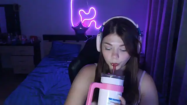 Snapshot of helengilmor chatting on 09/10/25, 03:45 helengilmor online show from 09/10/25, 03:45