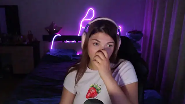 Snapshot of helengilmor chatting on 09/20/25, 03:46 helengilmor online show from 09/20/25, 03:46