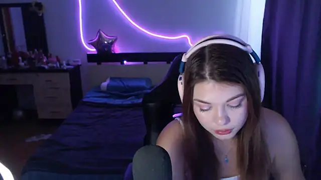 Snapshot of helengilmor chatting on 09/30/25, 06:51 helengilmor online show from 09/30/25, 06:51