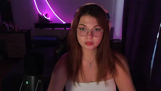 Snapshot of helengilmor chatting on 10/14/25, 01:45 helengilmor online show from 10/14/25, 01:45