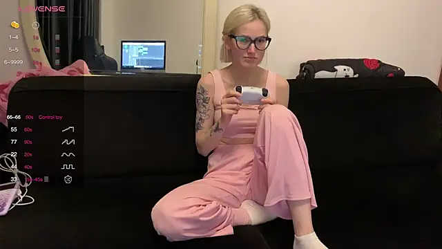 Snapshot of Sexy_Sweets chatting on 10/06/25, 05:32 Sexy Sweets online show from 10/06/25, 05:32