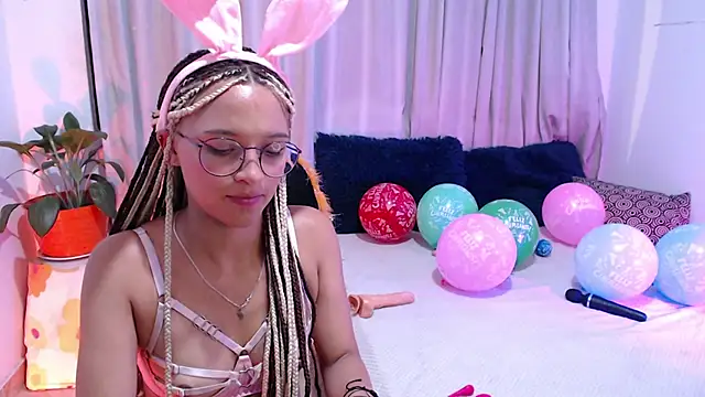 Snapshot of Zoe--khalL chatting on 12/17/24, 05:07 Zoe--khalL online show from 12/17/24, 05:07