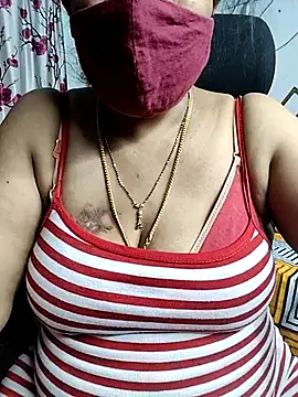 Snapshot of Rani_Darling_99 chatting on 04/19/26, 04:28 Rani Darling 99 online show from 04/19/26, 04:28