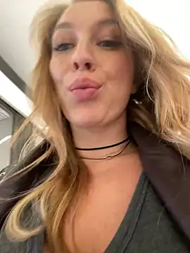 Snapshot of Sweet___Emily chatting on 12/15/24, 02:27 Sweet Emily online show from 12/15/24, 02:27