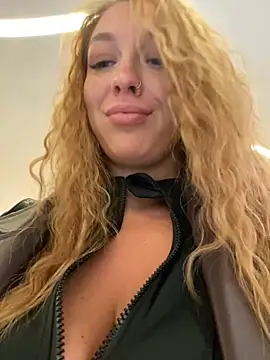 Snapshot of Sweet___Emily chatting on 12/19/24, 02:57 Sweet Emily online show from 12/19/24, 02:57