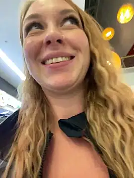 Snapshot of Sweet___Emily chatting on 12/19/24, 06:01 Sweet Emily online show from 12/19/24, 06:01