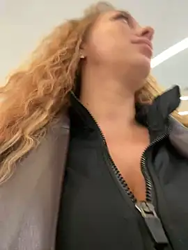 Snapshot of Sweet___Emily chatting on 12/23/24, 02:50 Sweet Emily online show from 12/23/24, 02:50