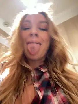 Snapshot of Sweet___Emily chatting on 12/25/24, 03:28 Sweet Emily online show from 12/25/24, 03:28