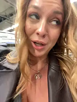 Snapshot of Sweet___Emily chatting on 01/02/25, 02:35 Sweet Emily online show from 01/02/25, 02:35