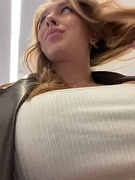 Snapshot of Sweet___Emily chatting on 01/03/25, 01:47 Sweet Emily online show from 01/03/25, 01:47