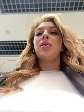 Snapshot of Sweet___Emily chatting on 01/10/25, 02:02 Sweet Emily online show from 01/10/25, 02:02